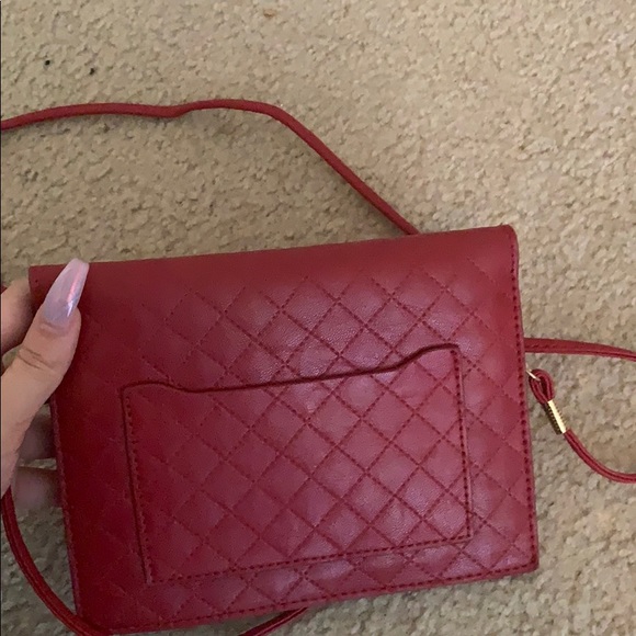 Cute red trendy purse crossbody!! CLN - Picture 3 of 5
